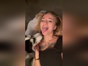 Un girl francese filmata suo cane abbracciarla con bocca un gatto. E' una zoobabba vera che divertira tutti gli appassionati di sesso e animali