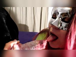 Madre traviesa y con curvas se da placer con la gran polla de su perro