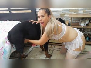 Un sexo muy caliente mientras una mujer sucia en el perro mientras su dueno lo mira sin sorprenderse.