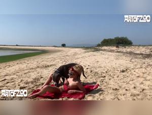 Video sulla bestialita: Donna e il suo cane sulla spiaggia