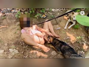 Video di sesso bestialita: una donna e un cane