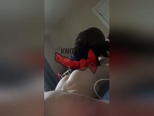 La prostituta succhia il cane nel piccolo casa della puttana