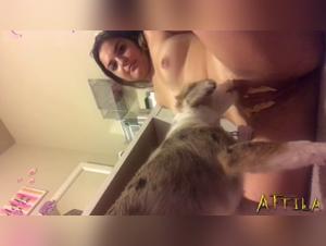 Blonde et son chien: une vidéo de bestialité choquante