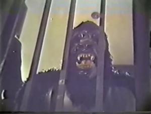 Donna sottoposta a bestialita - Film con scena di gorilla