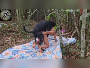 Alisson et son ami canin dans une vidéo bestiale