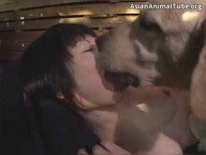 Video de sexo con perros: Mira a esta chica besar y tener sexo con su perro