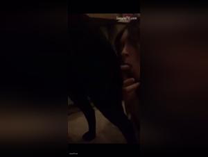 Una mujer rubia deja que su perro le lamber el cunto mientras hace un blowjob en una casa desahogada