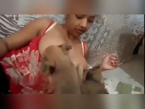 Una lesbiana cougar que se frota con su perro sexy, sexo erotico free pornografia video