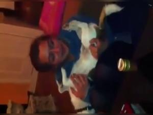 Mujer borracha y perro: un impactante video de zoofilia