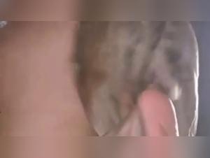 Bestialische schlaflose Nacht: eine Frau und ihr Hund