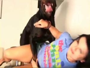 Extreme Zoophilie : A Woman and Her Dog Get Wild in This Video