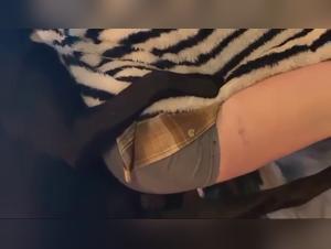 Schwester in Sexszene mit Hund