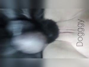 Femme et Chien: Une Scène Intime et Excitante