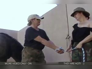 Femme soumise et exhibitionniste face à un chien