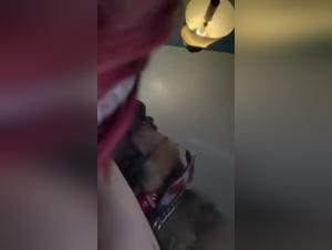 Tatowierte Frau und ihr Hund in einem Bestialitatsvideo