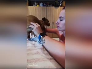 Muvisex de la pequena pelirroja y su perro amante: una video porno muy intensa
