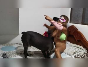 Belle adolescente baise avec un chien dans un zoo