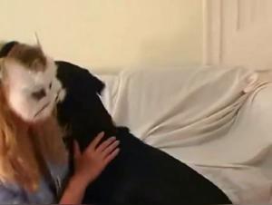 Zoofilia de la enfermera morena con creampie animal pornografia: Salchicha lesbiana y el perro