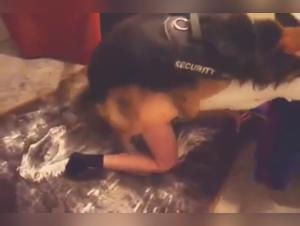 Mujer sometida a un perro guardian aleman: un video de zoofilia extrema