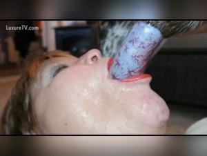 Salope sucks like a dog | Extreme Porn