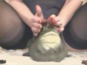 Femme mature et grenouille: une rencontre inattendue