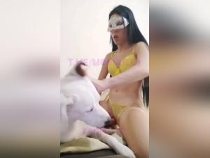 La donna sexy con il cane: la pornost animale piu intima del mondo