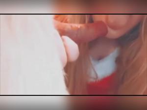 Hundesex-Video: 18-jahriger College-Teenager im Weihnachtskleid