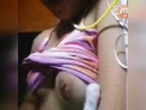 Maman coquine et son chaton dans une scène de zoophilie choquante